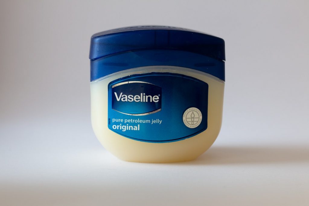 Kristen Bells daughter washes hair with Vaseline